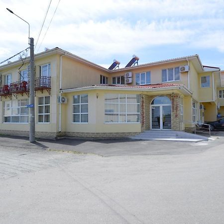 كوستِنيست Hotel Intim المظهر الخارجي الصورة
