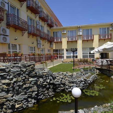 كوستِنيست Hotel Intim المظهر الخارجي الصورة