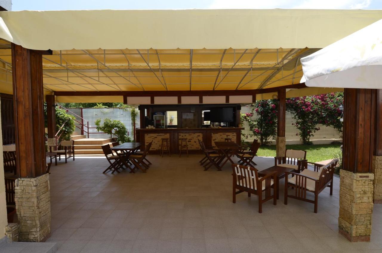 كوستِنيست Hotel Intim المظهر الخارجي الصورة