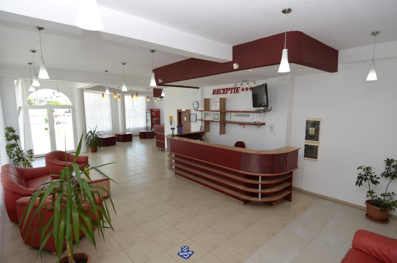 كوستِنيست Hotel Intim المظهر الخارجي الصورة