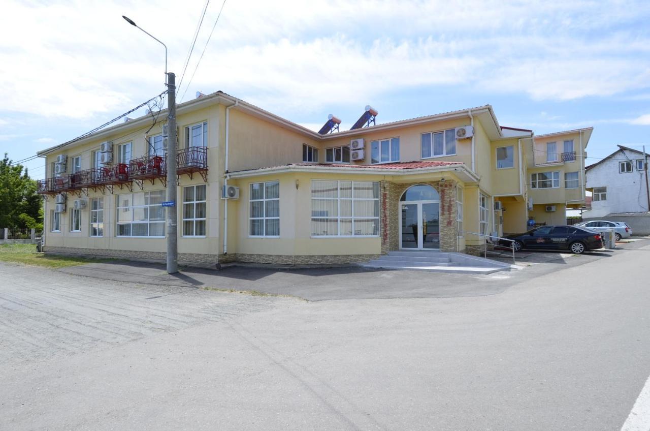 كوستِنيست Hotel Intim المظهر الخارجي الصورة