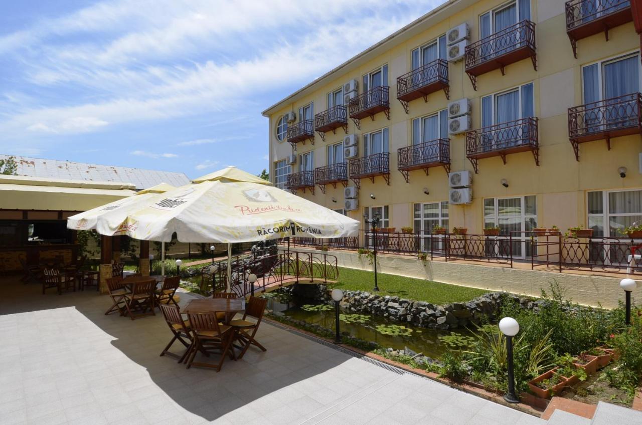 كوستِنيست Hotel Intim المظهر الخارجي الصورة