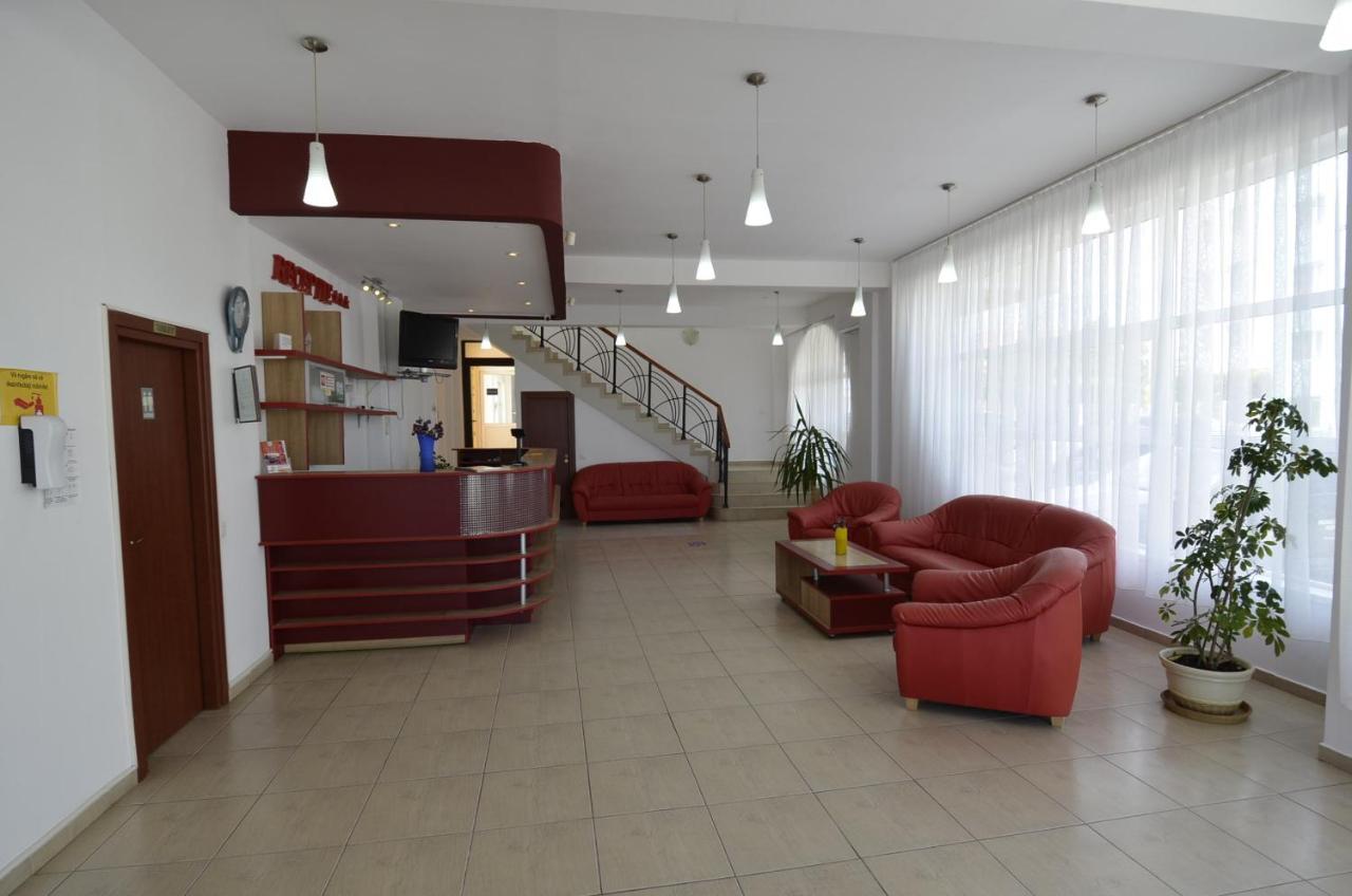 كوستِنيست Hotel Intim المظهر الخارجي الصورة
