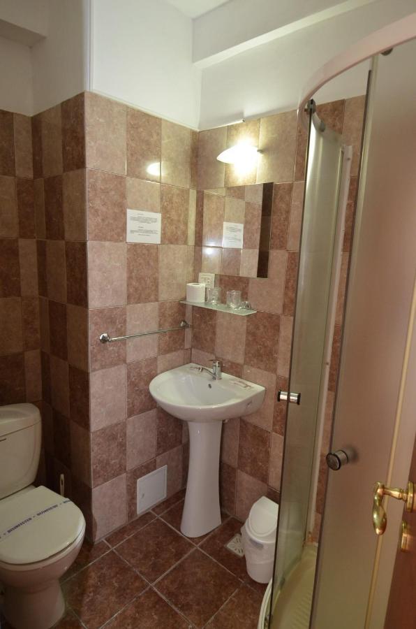 كوستِنيست Hotel Intim المظهر الخارجي الصورة