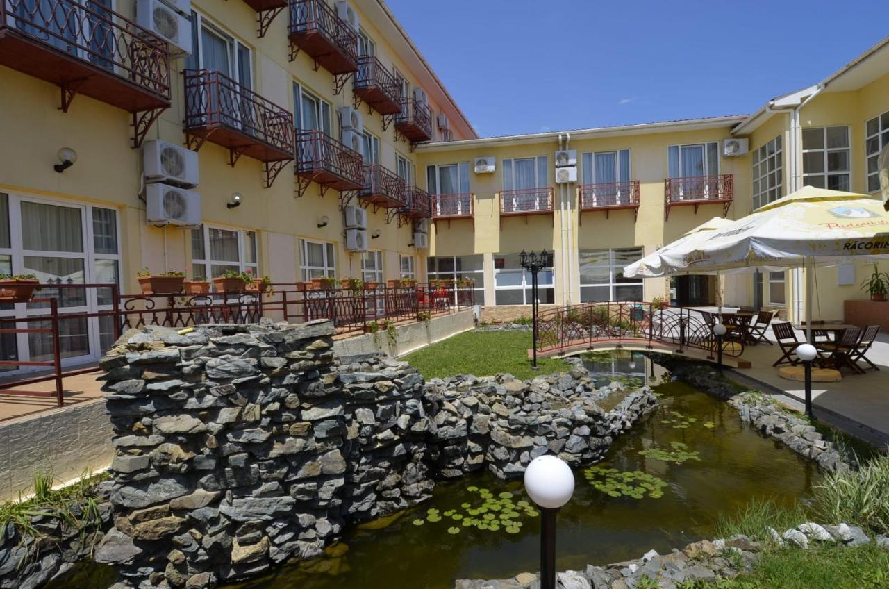 كوستِنيست Hotel Intim المظهر الخارجي الصورة