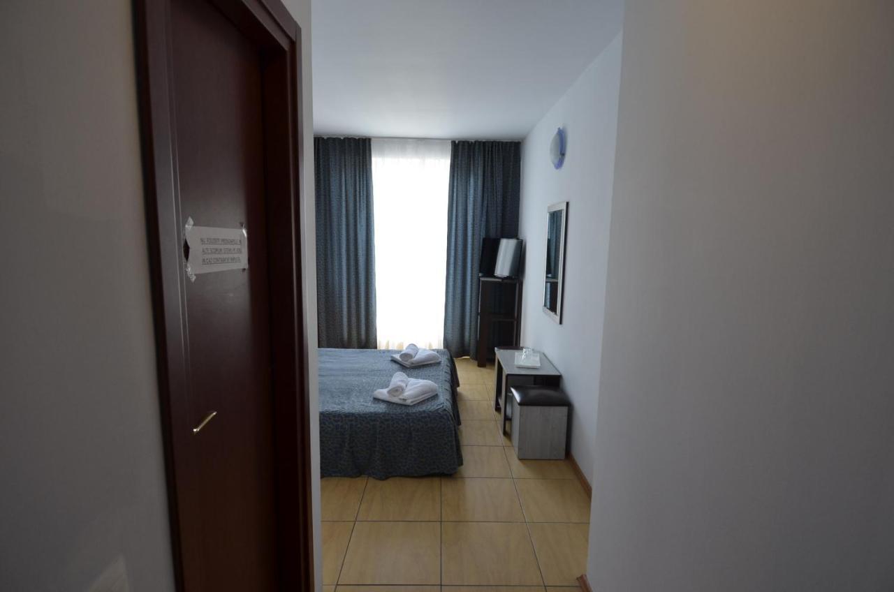 كوستِنيست Hotel Intim المظهر الخارجي الصورة
