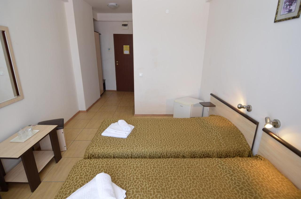 كوستِنيست Hotel Intim المظهر الخارجي الصورة