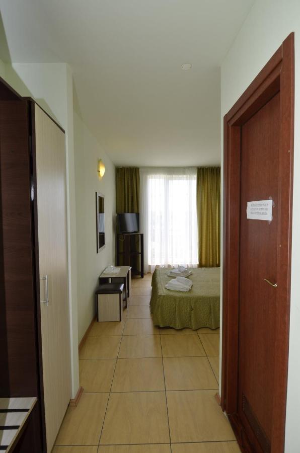 كوستِنيست Hotel Intim المظهر الخارجي الصورة