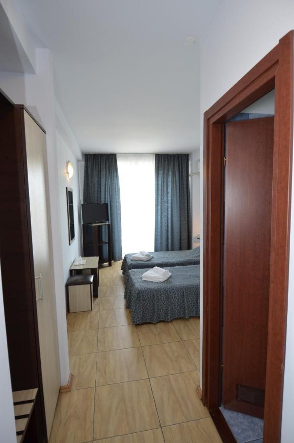 كوستِنيست Hotel Intim المظهر الخارجي الصورة