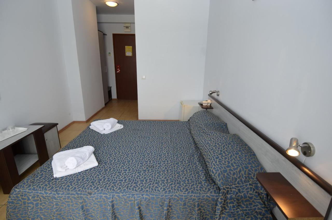 كوستِنيست Hotel Intim المظهر الخارجي الصورة
