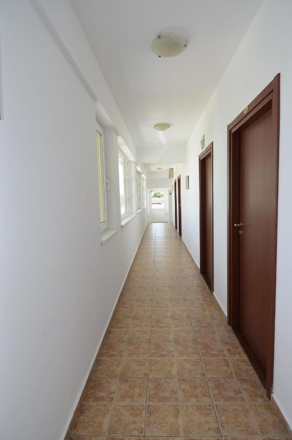 كوستِنيست Hotel Intim المظهر الخارجي الصورة