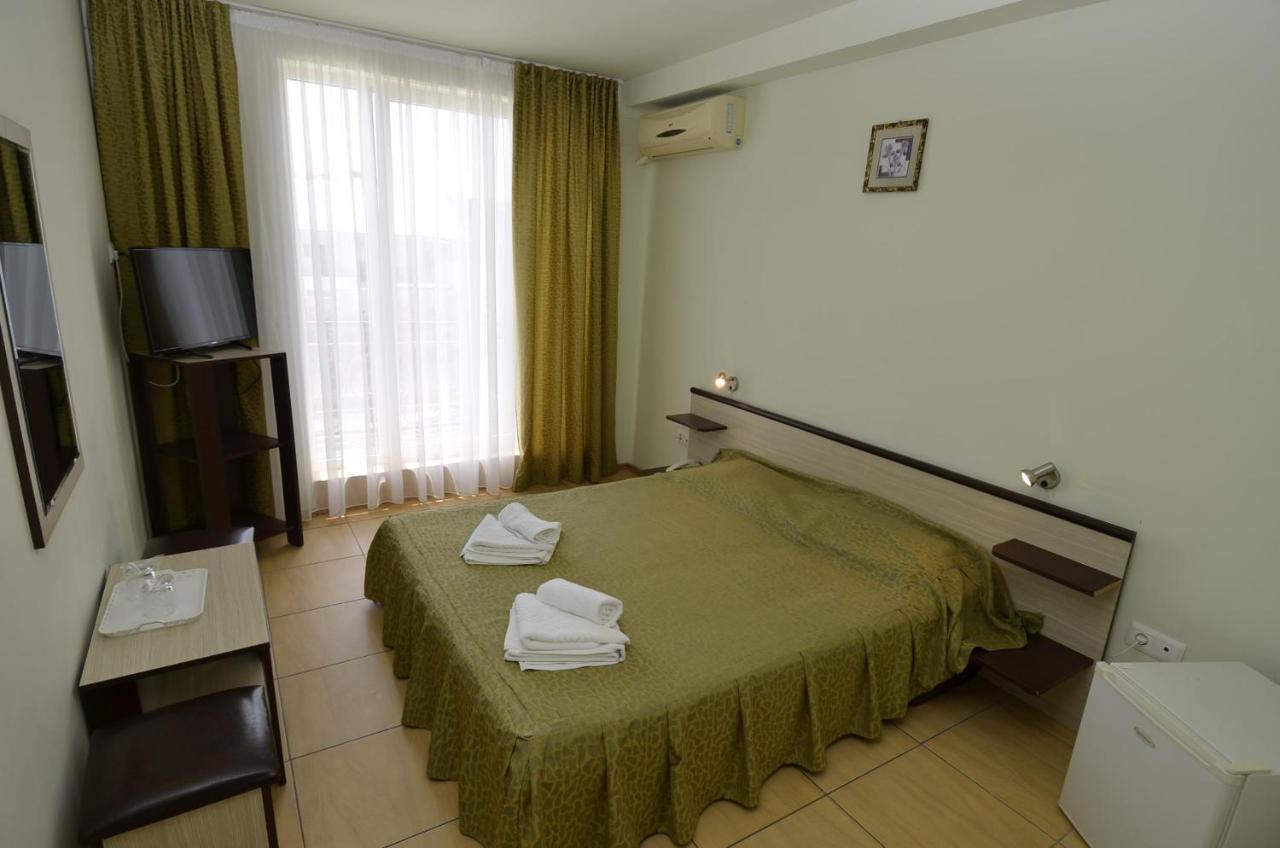 كوستِنيست Hotel Intim المظهر الخارجي الصورة