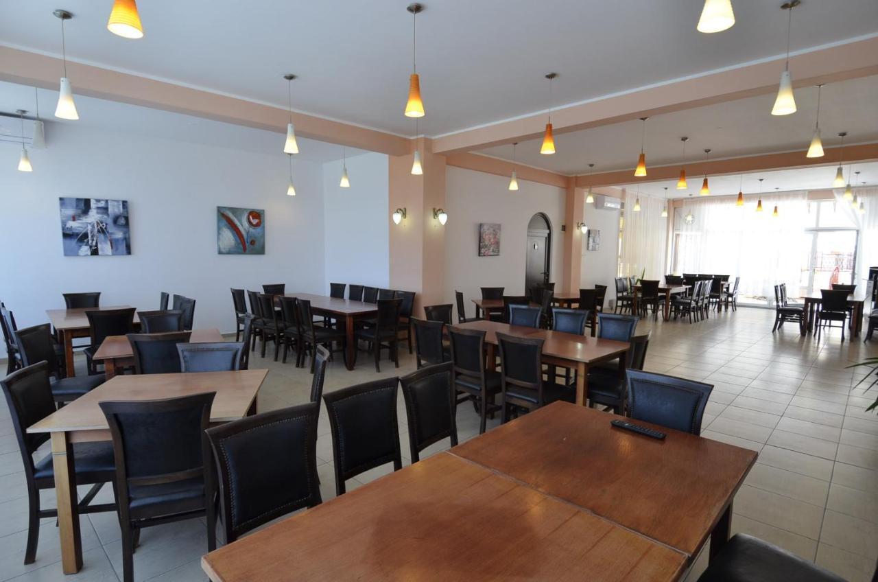 كوستِنيست Hotel Intim المظهر الخارجي الصورة