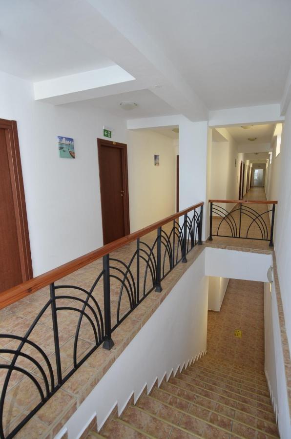 كوستِنيست Hotel Intim المظهر الخارجي الصورة