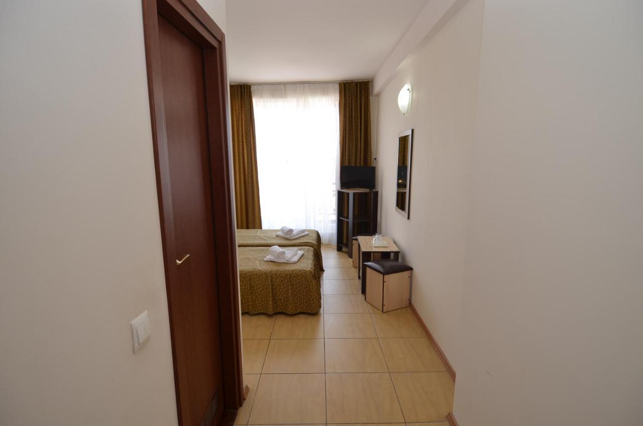 كوستِنيست Hotel Intim المظهر الخارجي الصورة