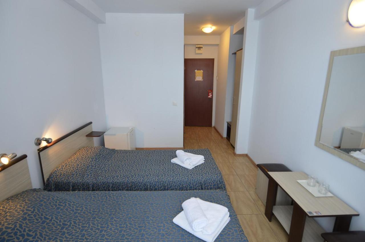 كوستِنيست Hotel Intim المظهر الخارجي الصورة