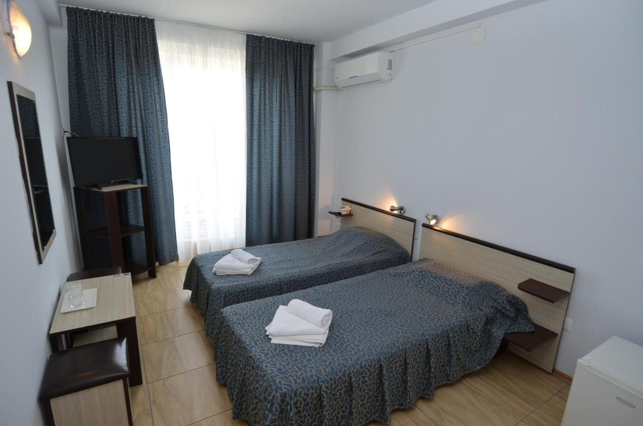 كوستِنيست Hotel Intim المظهر الخارجي الصورة